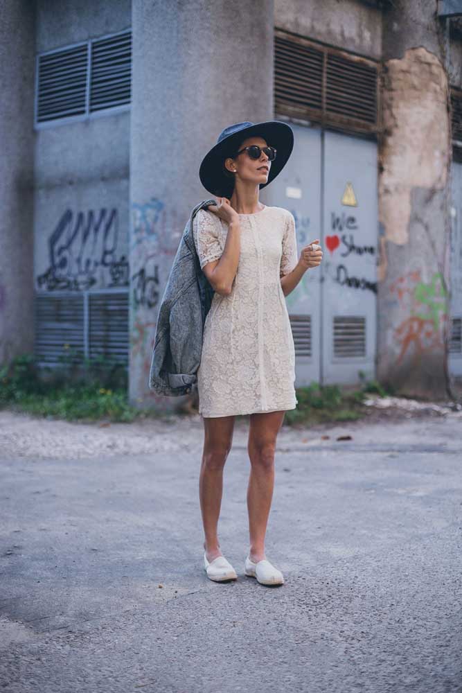 O vestido tubinho curto é outra peça clássica do guarda-roupa de verão e não se limita a looks com salto ou muito formais. 