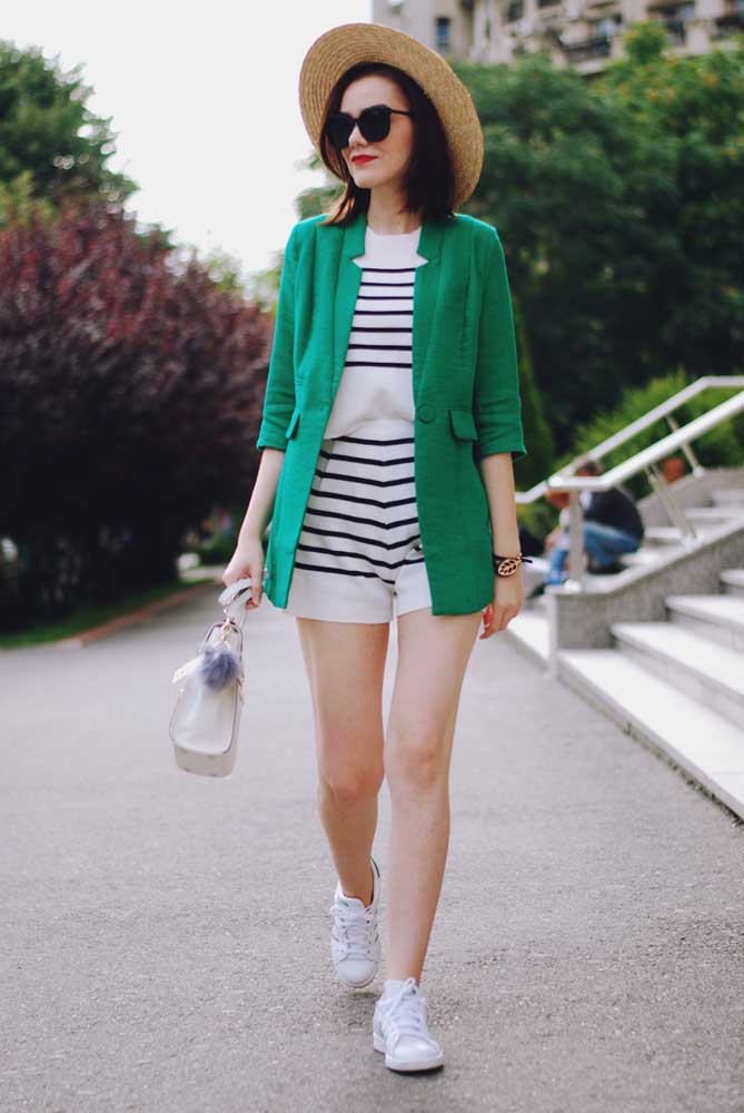 O blazer verde traz mais cor e descontração para este look de verão super elegante de alfaiataria.