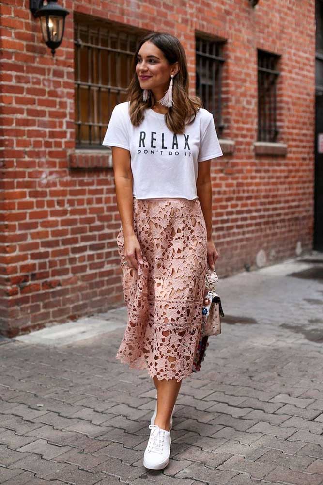 Um look fresco e cheio de charme com saia midi de renda. 