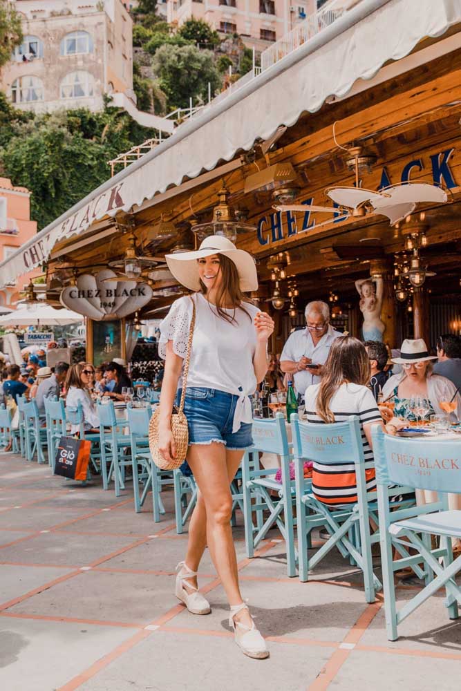 O mesmo vale para o shorts jeans, que deixa qualquer look mais descontraído, confortável e, claro, fresco!