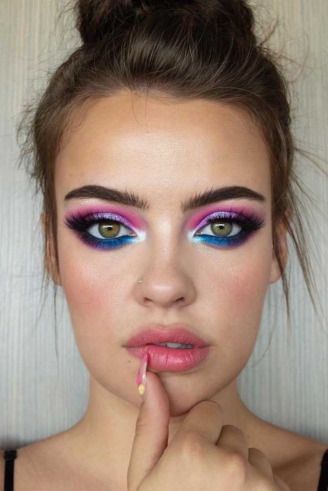 E que tal apostar numa maquiagem divertida com cores vibrantes, como nesta aqui em rosa e azul?