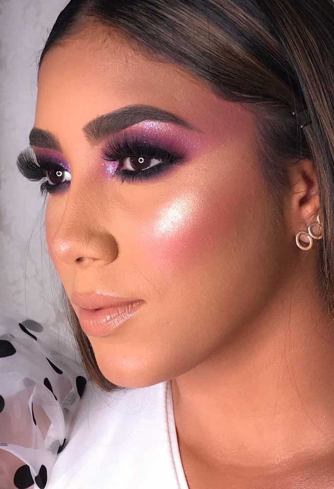 Para um visual fabuloso, uma make para festa com direito a cílios alongados, uma sombra rosa bem marcante e blush bem iluminado. 