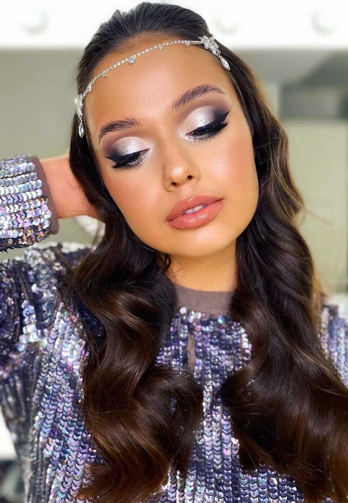 Mas se você tiver sombra metalizada, não deixe de fazer um cut crease incrível como este para iluminar o seu olhar e chamar a atenção de todo mundo!