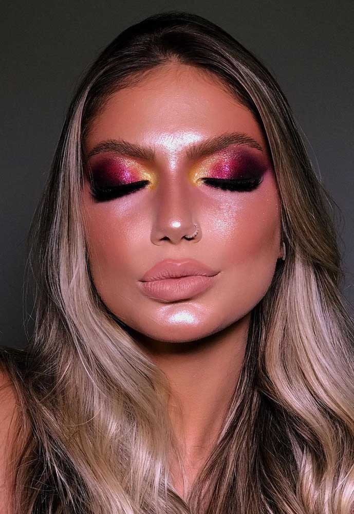 Uma maquiagem para noite muito glam com batom nude, blush sutil e um olhar poderoso em sombra rosa esfumada com um toque amarelo.