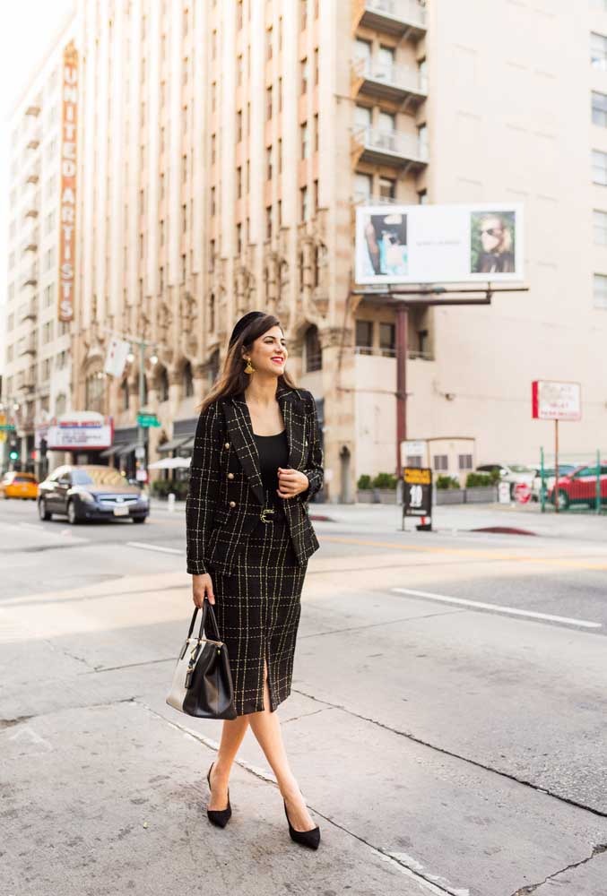 Começando com este visual executiva super elegante com tailleur preto com risca dourada formando um xadrez, scarpin e blusa justa. 