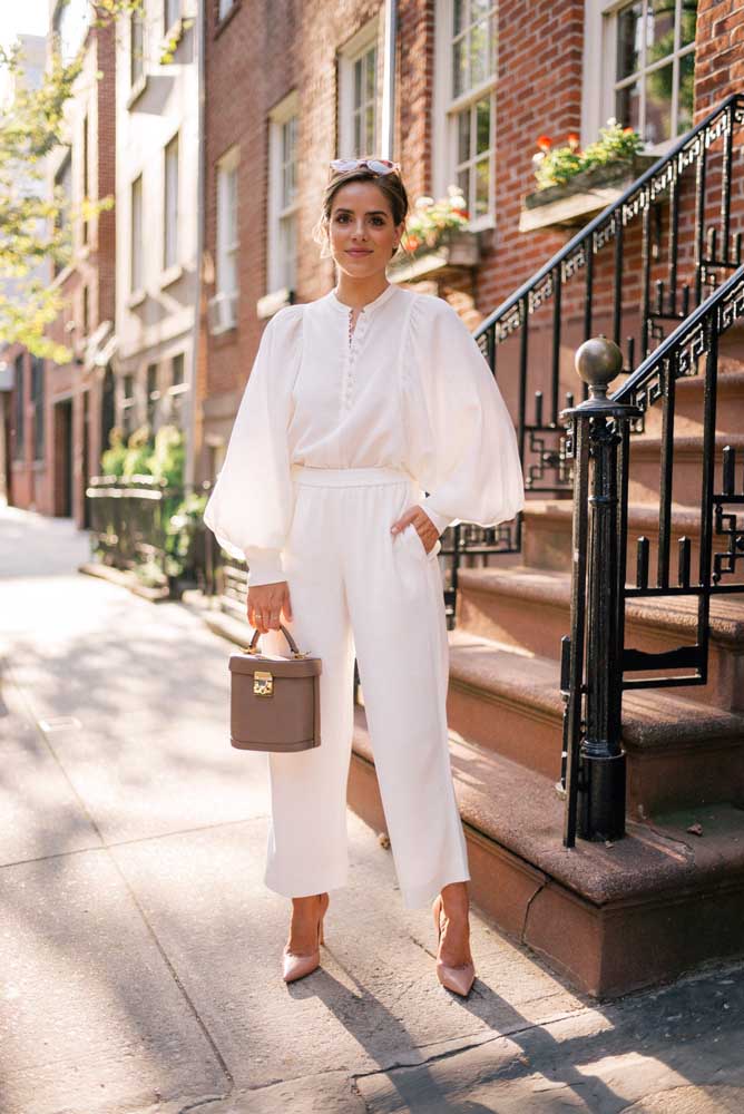 Buscando mais leveza para o seu visual com roupa social feminina? Dá uma olhada nessa combinação toda em branco e com blusa de manga bufante.
