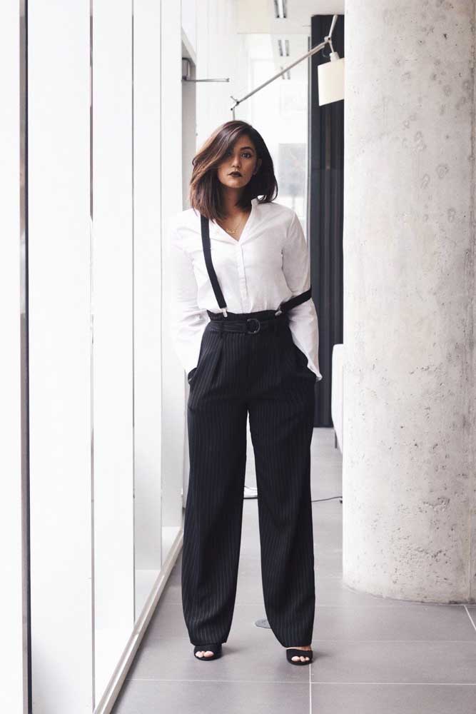 Roupa social feminina moderna, mas com um toque retrô: não só com camisa branca e calça preta, mas também com suspensórios combinando.