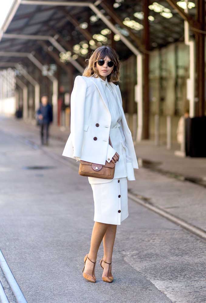 Branco com alguns toques de caramelho, um visual sofisticado e super elegante de tailleur com camisa social totalmente fechada. 