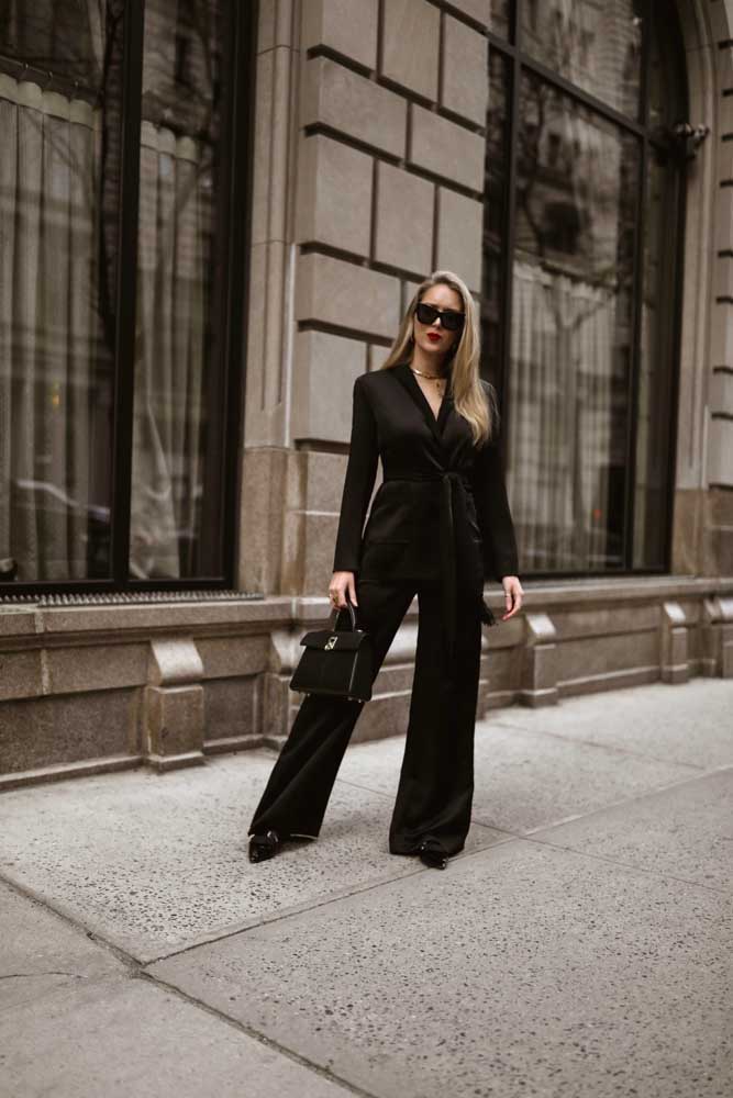 Já neste outro exemplo de roupa social feminina para trabalho, um modelo de terninho preto com tecido leve e soltinho perfeito para arrasar.