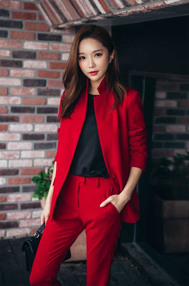 Essa combinação de terninho vermelho vibrante com blusa preta é ideal para um visual jovial e cheia de atitude.