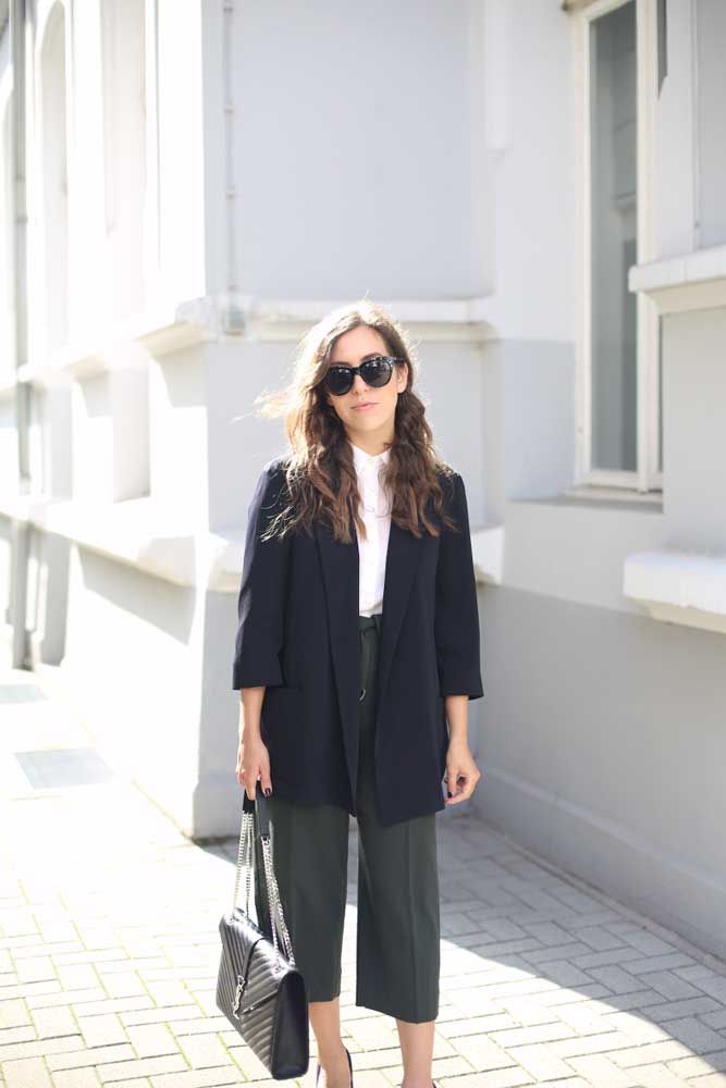 Formal e despojado ao mesmo tempo, uma combinação com calça pantacourt social com blazer alongado e camisa branca toda abotoada.