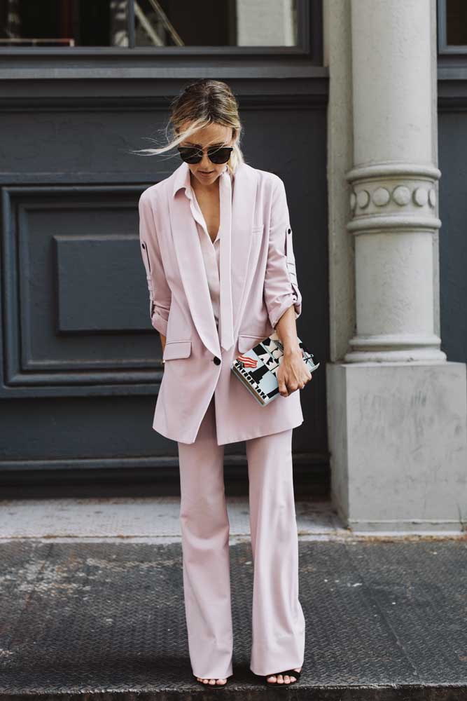 O blazer alongado e soltinho é destaque também neste terninho rosa claro super charmoso, um ótimo exemplo de roupa social feminina para casamento.