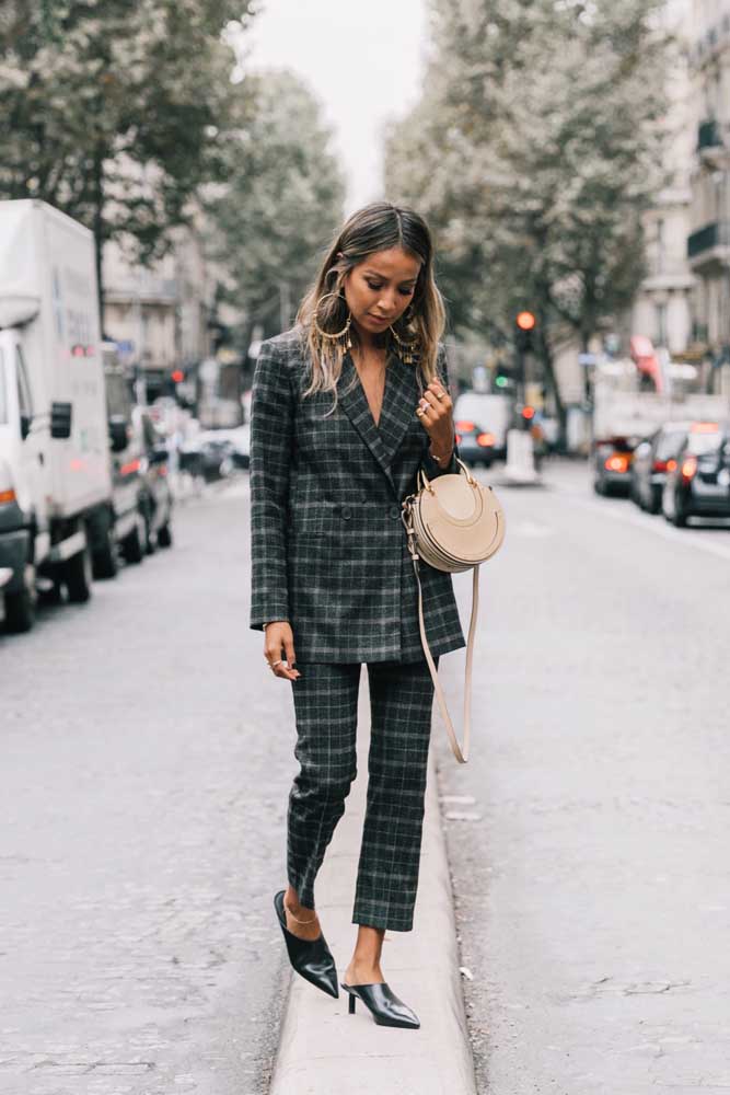 Já neste visual o proprio blazer do terninho é usado como uma blusa, num look despojado com roupa social.