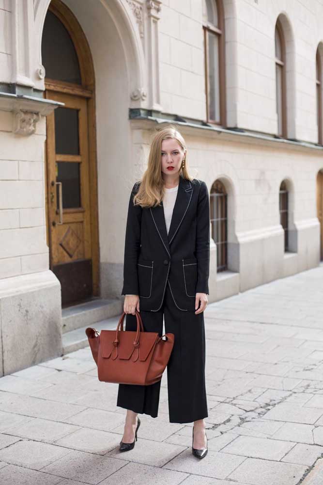 Conforto, mobilidade e muito estilo nesta combinação de roupa social feminina mais soltinha com blazer e calça preta pantacourt.