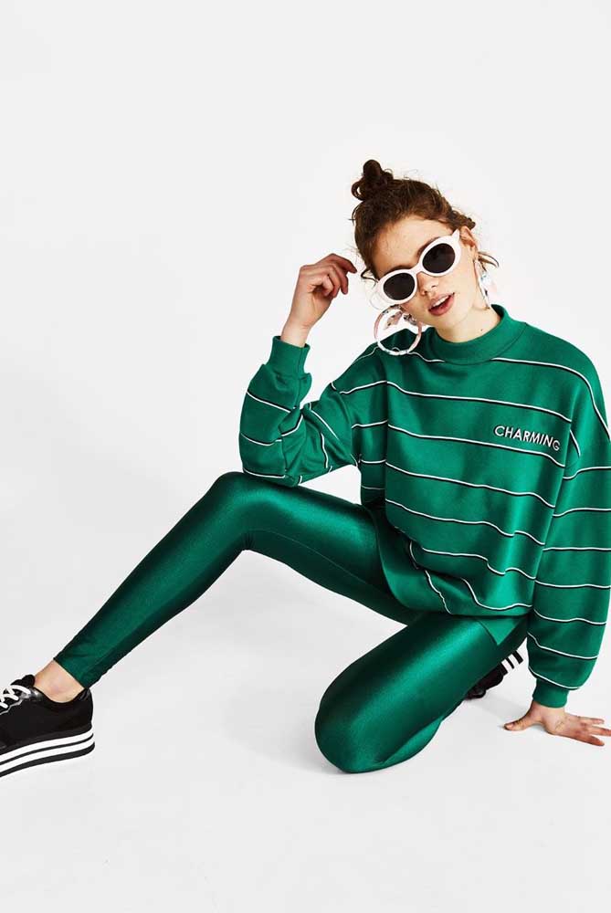 E por que não um visual monocromático e divertido com calça legging verde metalizada?