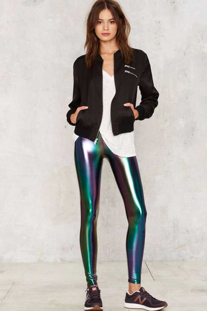 A holografia é uma tendência atual na moda e chegou até mesmo nas calças leggings!