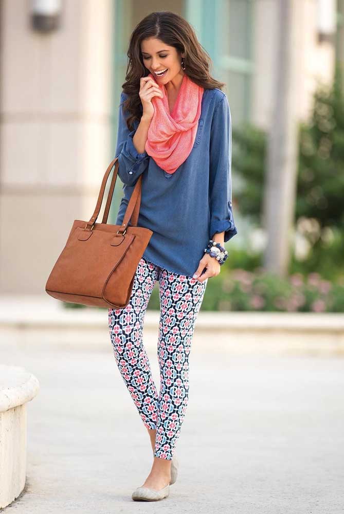 Um look social com calça leggings em azul, rosa e branco, leve e divertido. 