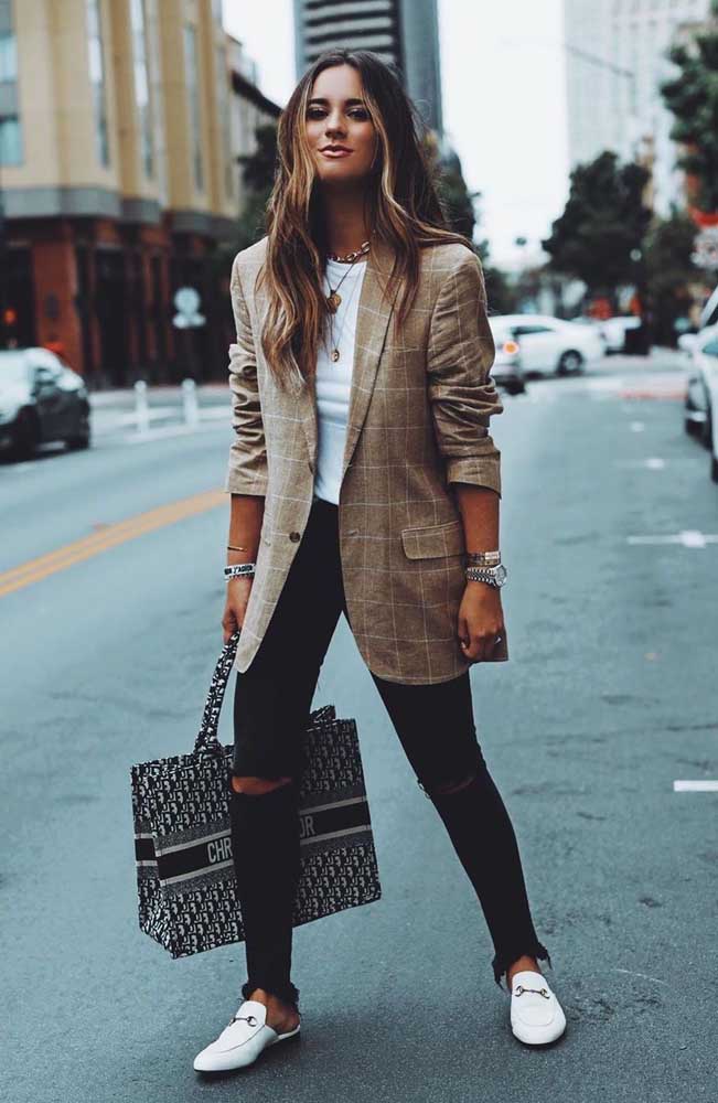 E com um blazer alfaiataria por cima, você tem um look cheio de classe.