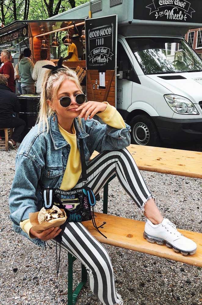 E por falar em look nada monótono, confira essa ideia super divertida com calça legging listrada P&B, blusa amarela e jaqueta jeans.