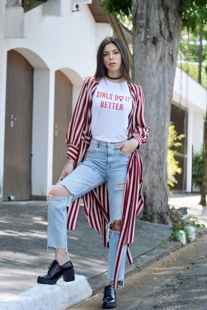 Uma mensagem bem direta como parte deste look com calça jeans destroyed e camisa alongada listrada. 