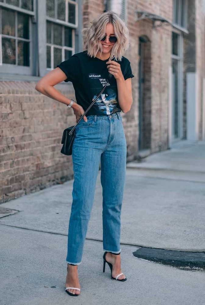 E que tal trocar o tênis básico por uma sandália de salto no seu look com camiseta e calça jeans? 