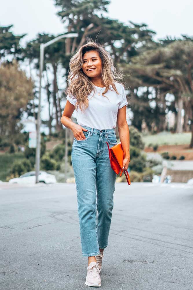 Usar a camiseta por dentro da calça é outra forma clássica de marcar a cintura mesmo com peças mais soltinhas. 