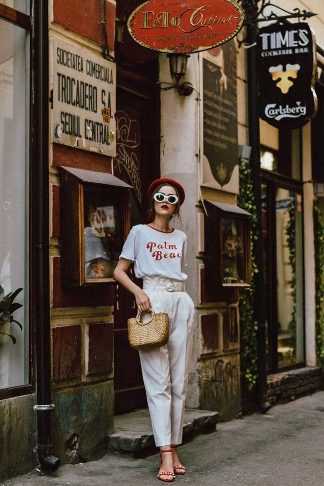 Em branco e vermelho, um look com camiseta casual, super fresco e sofisticado. 