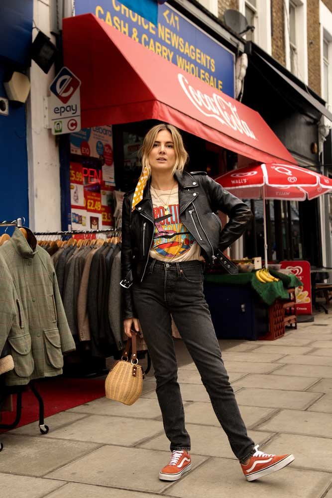 Mas se você define o seu estilo como rocker, looks com camiseta de banda, jaqueta de couro, jeans e tênis não podem faltar!