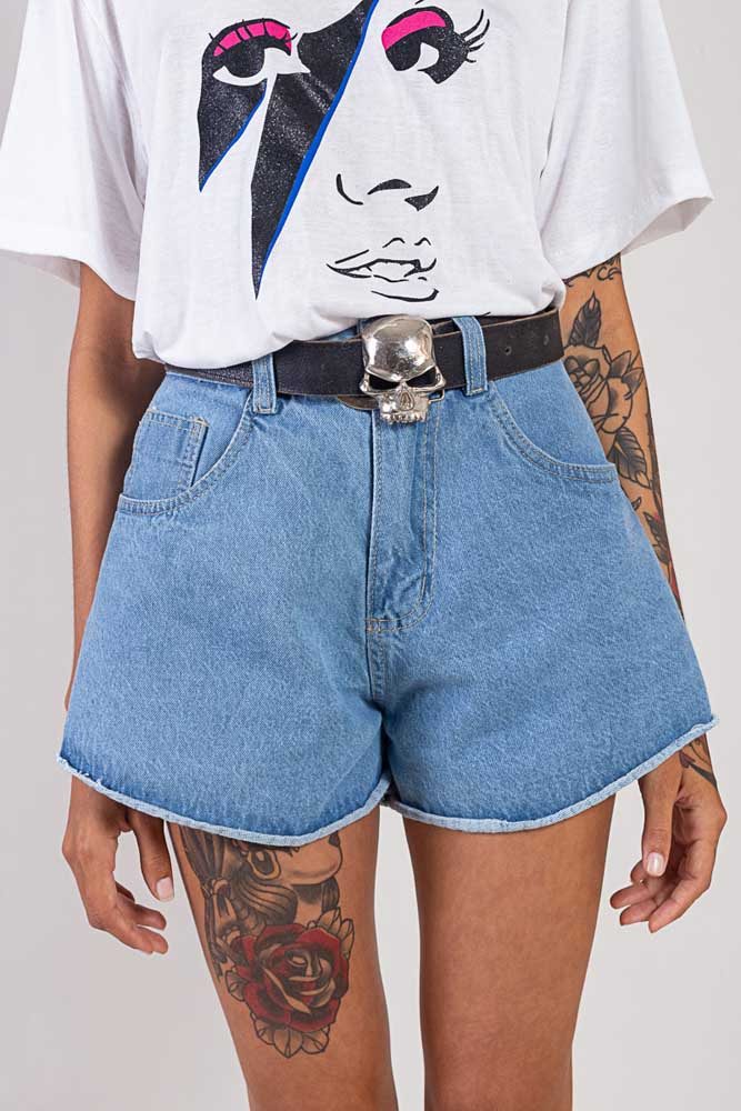 Nas combinações mais soltinhas de camiseta e shorts jeans, o cinto demarca a cintura ao mesmo tempo em que traz estilo para o visual. 