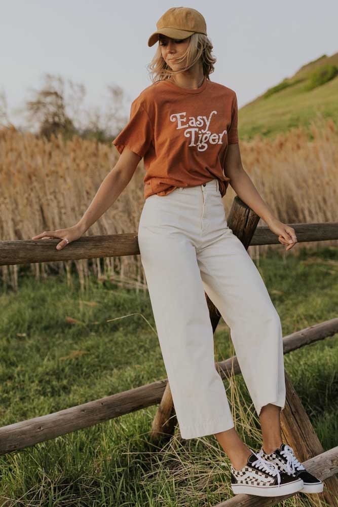 Um look com camiseta, jeans e tênis mas que sai do básico de todo dia.