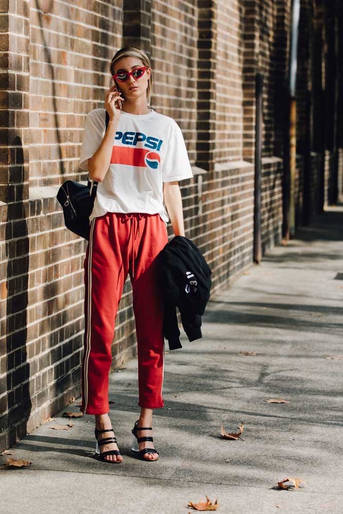 Calça de moletom, camiseta estampada vintage e sandália de salto: um ótimo exemplo do estilo Athleisure.