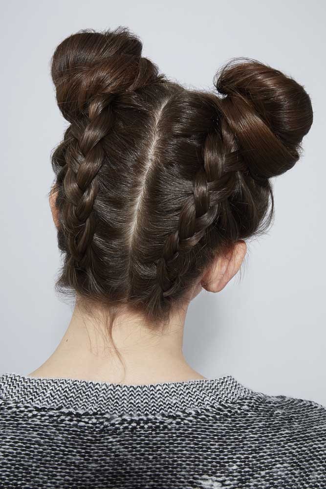 O double bun ou coque duplo, um penteado super jovial e divertido, que ganha um toque a mais com tranças embutidas na parte de trás da cabeça.