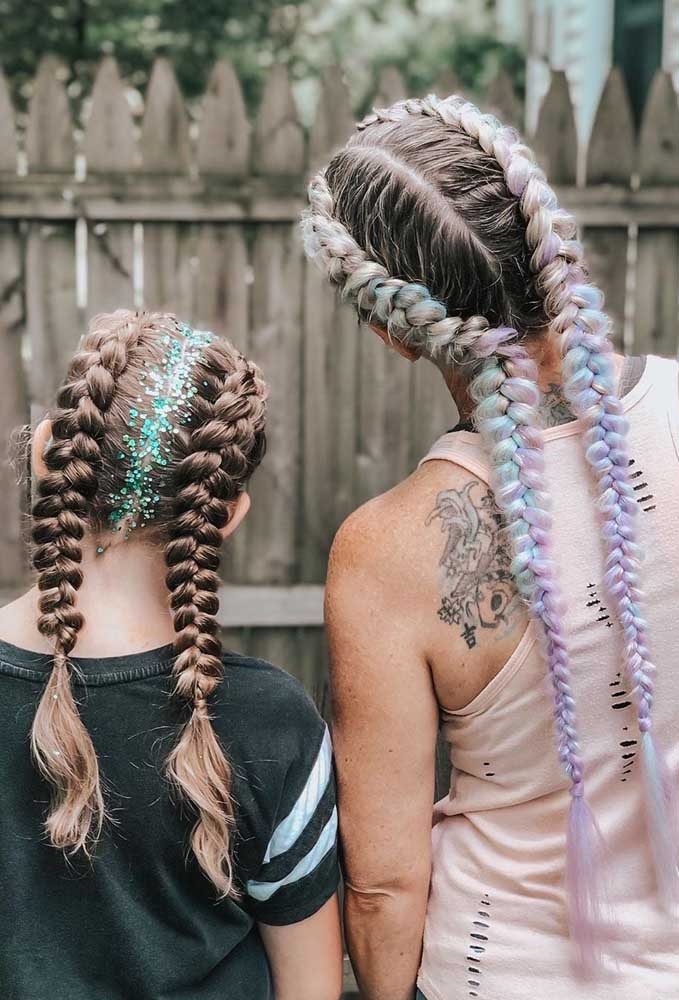 Com o cabelo colorido tipo unicórnio ou com aplicação de glitter: a trança boxeadora sempre fica com um visual incrível!