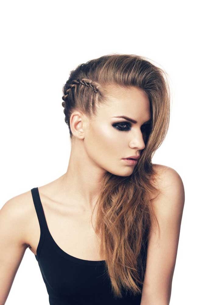 Mas se você quer apostar num look num estilo rocker, confira essa ideia de penteado com uma trança embutida em uma lateral, como um side cut. 