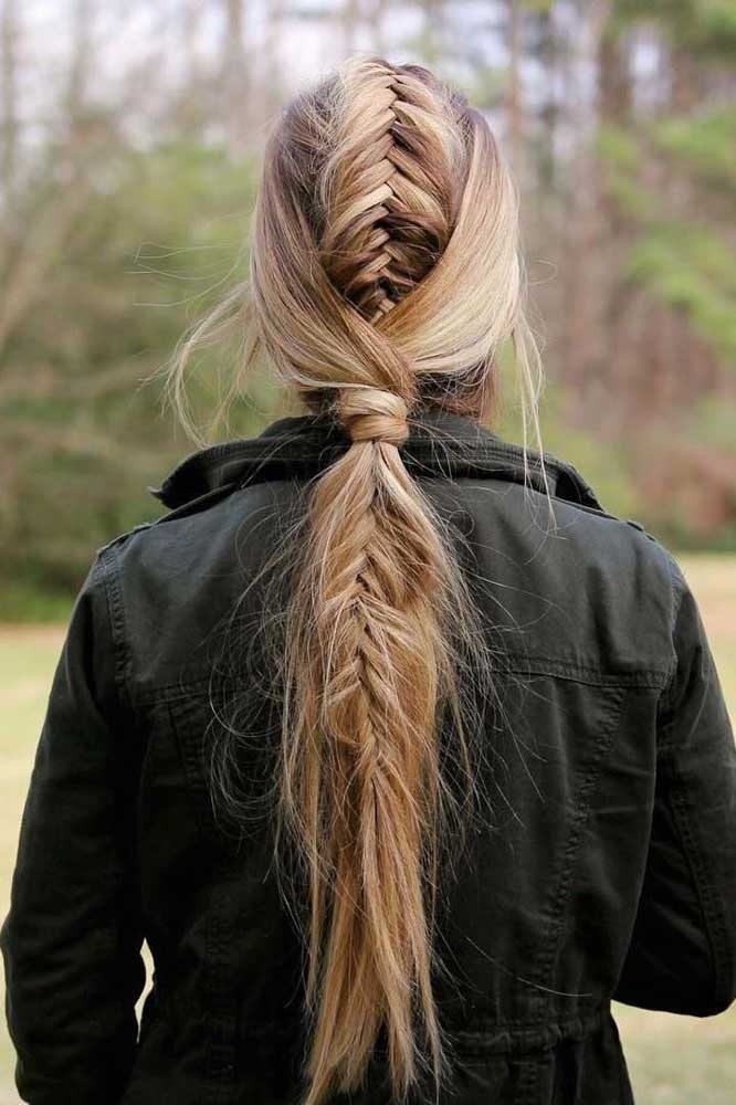 Outra ideia despojada para fugir do rabo de cavalo básico: a trança escama de peixe no topo desce até a nuca e continua pelo comprimento do cabelo, sendo “envelopada” por duas mechas lisas laterais.