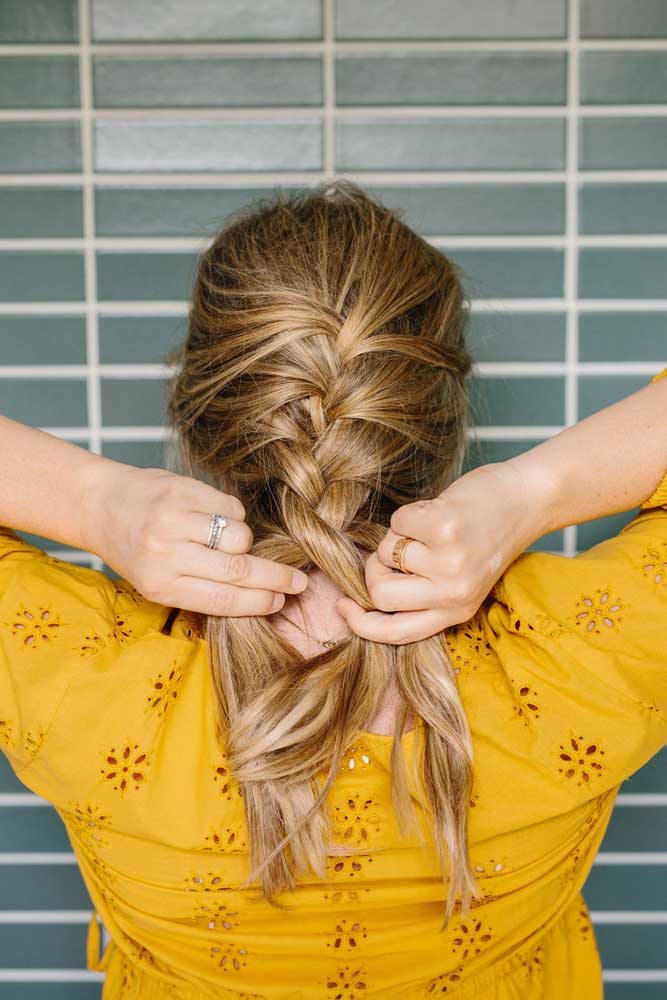 A trança embutida é fácil de fazer sozinha e uma ótima opção de penteado para fazer quando você não está afim de usar seus fios soltos no momento.