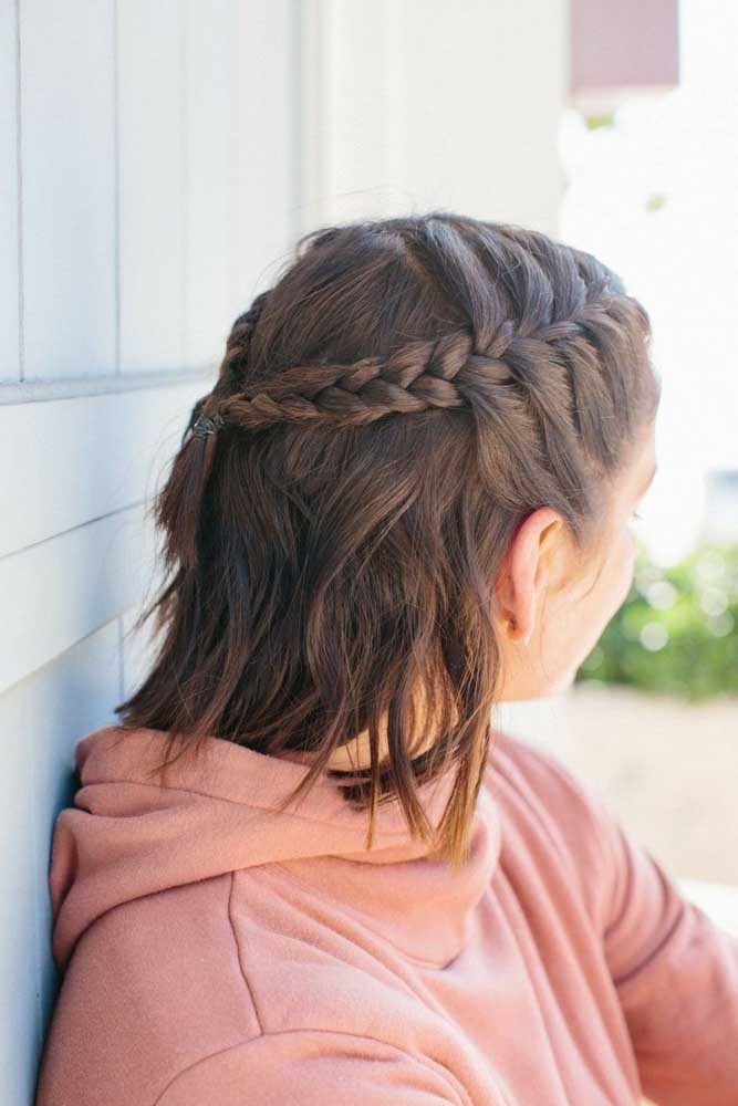 Outra forma de fazer um penteado meio solto com trança: neste aqui, elas são embutidas na parte da frente e soltas no restante do seu comprimento, para se encontrarem na parte de trás da cabeça.