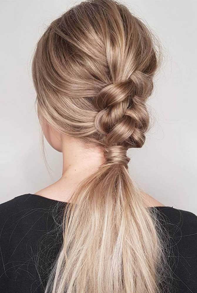 Numa versão um pouco mais elaborada e elegante, a trança embutida faz o link entre volume no topo da cabeça e o rabo de cavalo baixo.