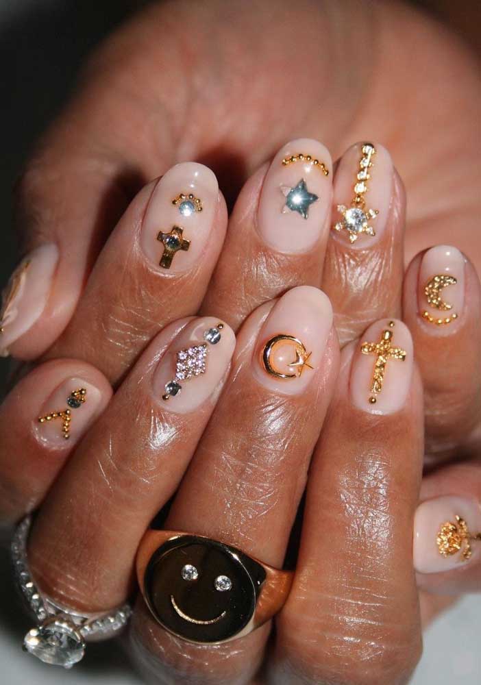 E que tal se inspirar em símbolos religiosos na hora de compor as suas unhas com jóias?