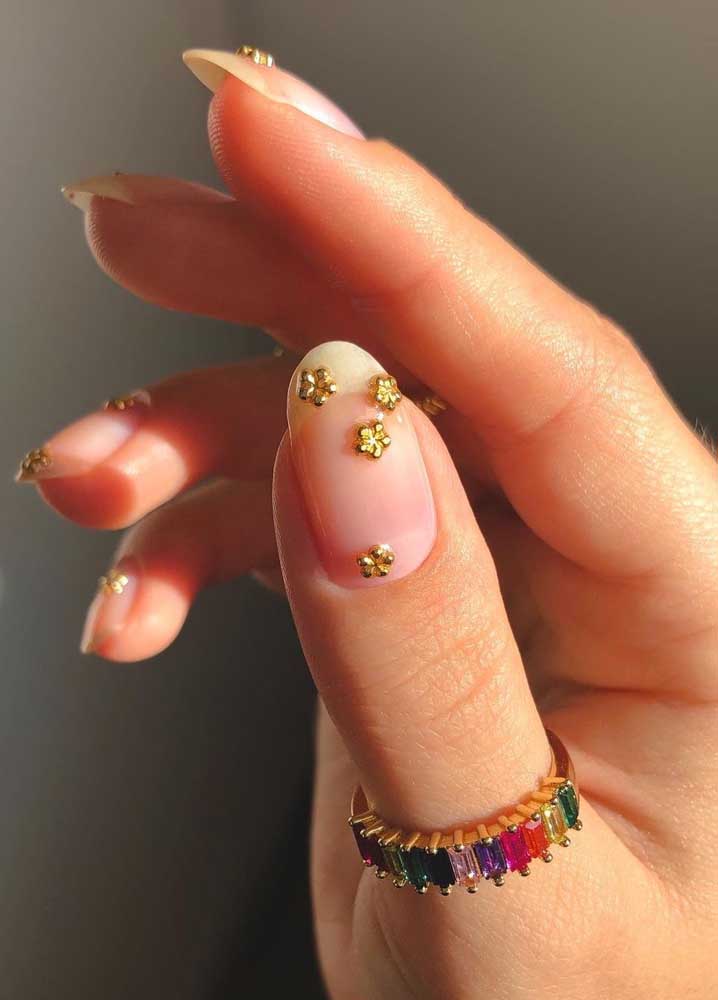 Use florzinhas douradas para adornar as suas unhas e criar uma composição charmosa e cheia de simplicidade. 