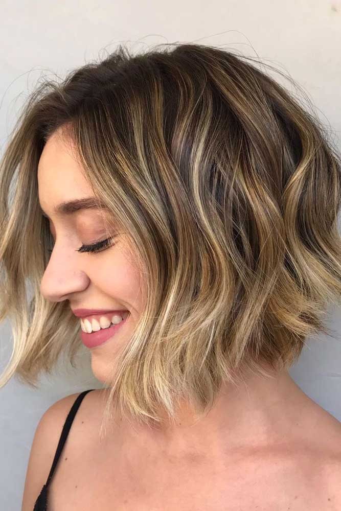 Outra ideia de cabelo chanel repicado curto com mechas bem iluminadas.