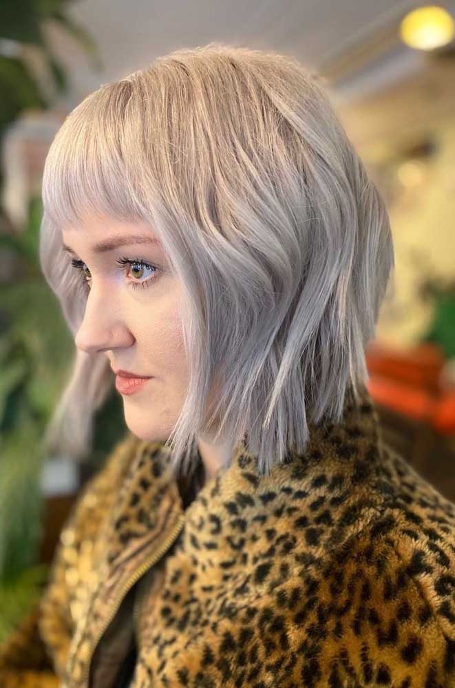 Febre nos últimos anos, o cabelo platinado acinzentado promete não sair de moda e fica ainda mais moderno e jovial num corte chanel repicado com franjinha reta. 