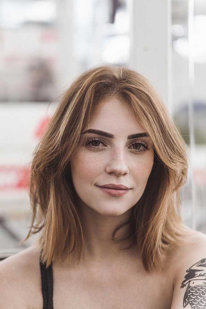 E para quem quer um visual bem leve e natural para usar no dia a dia pode conferir esse corte chanel na altura dos ombros com franja longa dividida no meio.