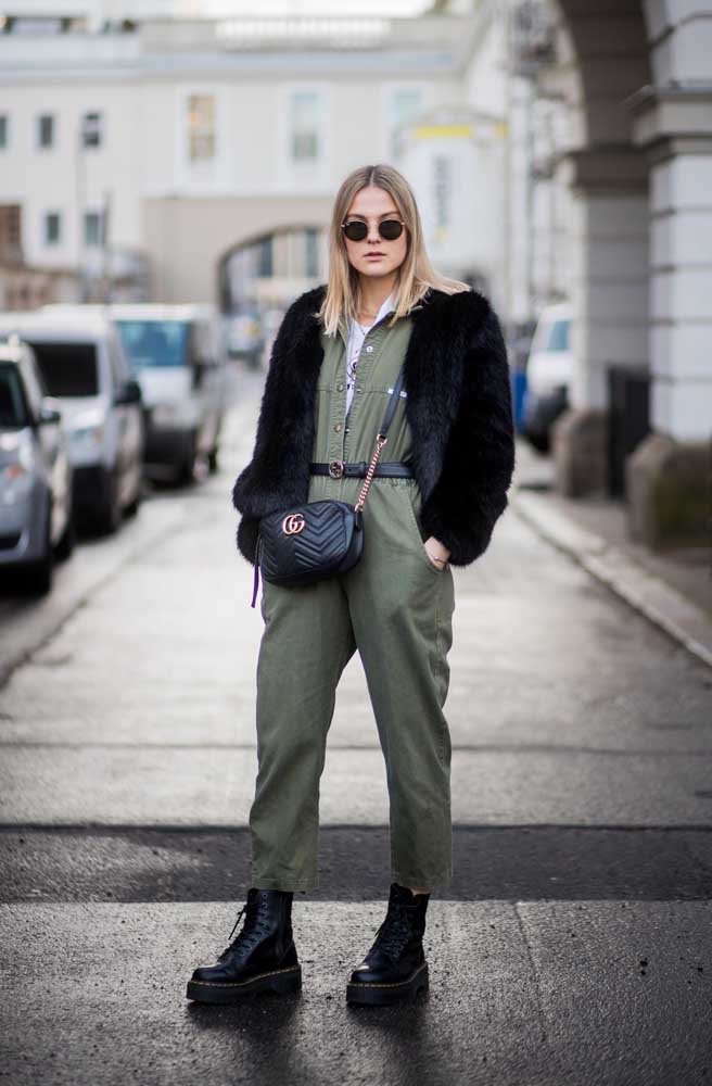 E que tal esse look fashionista com um toque industrial de macacão verde militar, coturno e casaco fur?