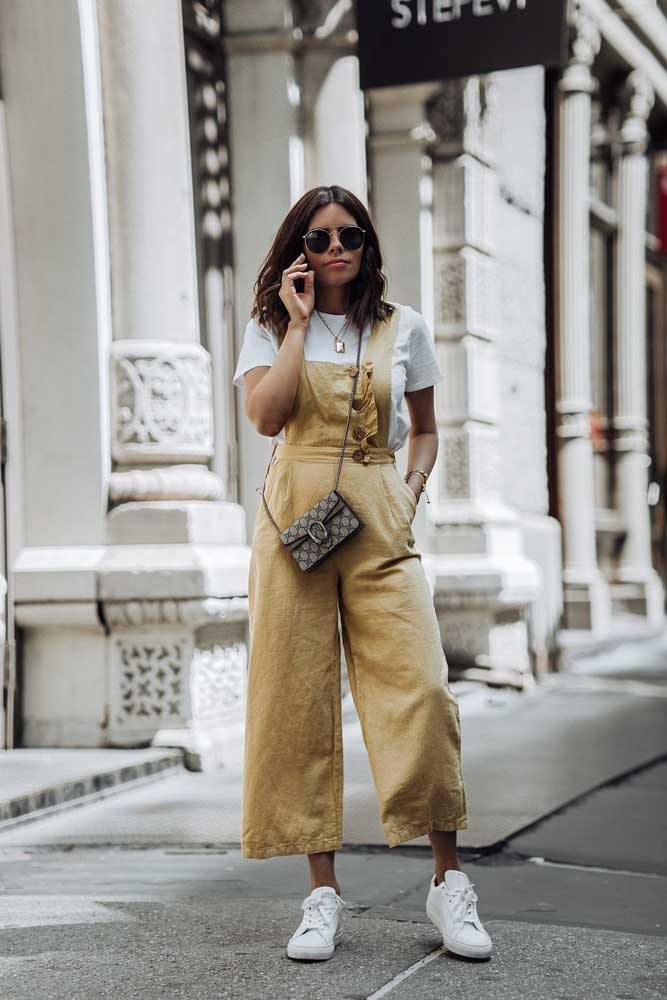 Foto: Moda no verão: usar o macacão como calça, dobrado sobre o cós, é  truque de styling para deixar o look mais fresquinho - Purepeople