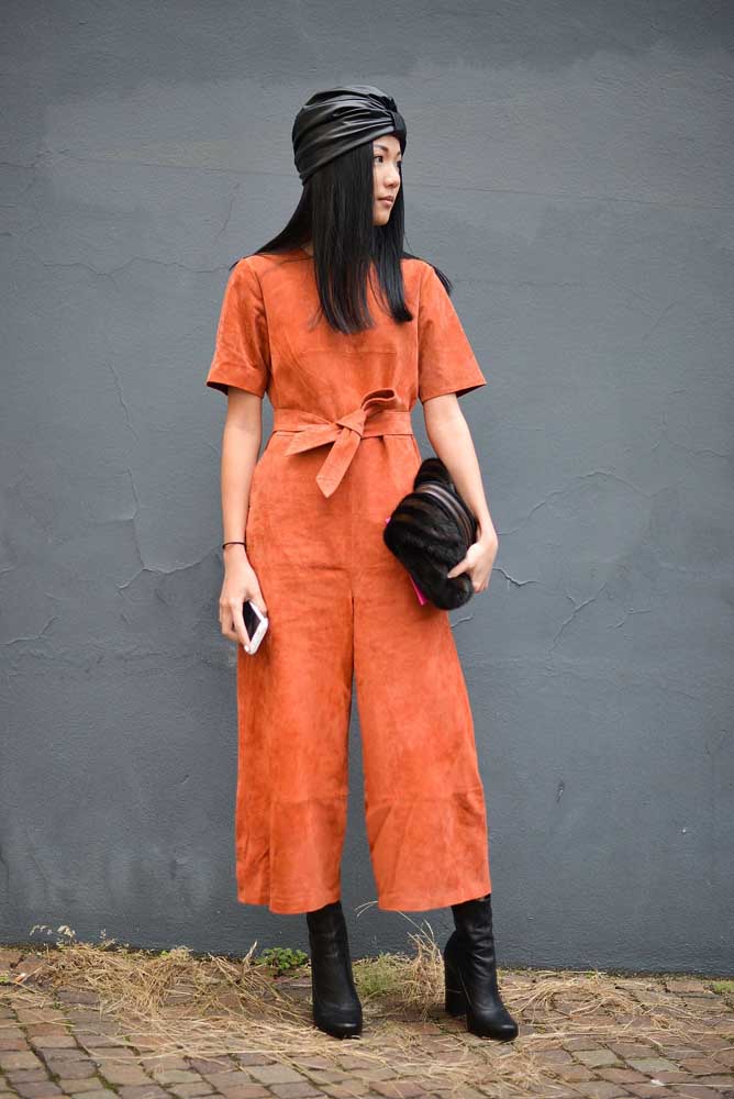 Mas se você quer a ousadia de uma fashionista, inspire-se neste look com macacão pantacourt de camurça pêssego com bota de cano longo preta.