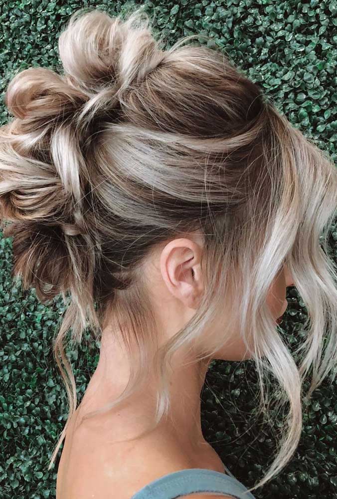 Mas se você busca por um visual um pouco mais descontraído e divertido, sem sair do clima do evento, inspire-se neste penteado com várias mechas presas que criam juntas uma espécie de moicano do topo da cabeça até a nuca. 