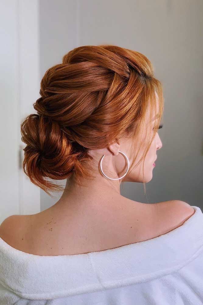 A trança embutida soltinha na parte de cima da cabeça tira o coque rosquinha baixo do lugar comum e forma o penteado para casamento civil perfeito.