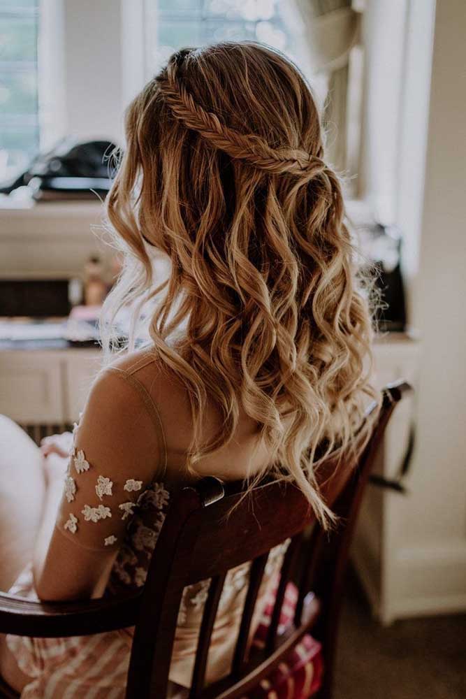 Um penteado que reúne beleza, praticidade e muito movimento, com duas trancinhas espinha de peixe se unindo na parte de trás e o restante do cabelo solto. 