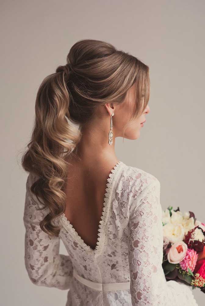 Outra ideia para inovar no rabo de cavalo alto e deixá-lo perfeito para o seu penteado para casamento: volume no topo da cabeça e a franja longa soltinha na frente.